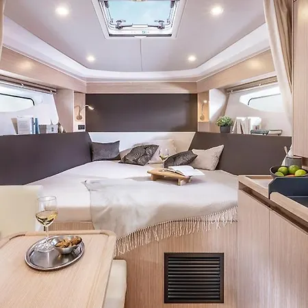 Private Yacht Botel *